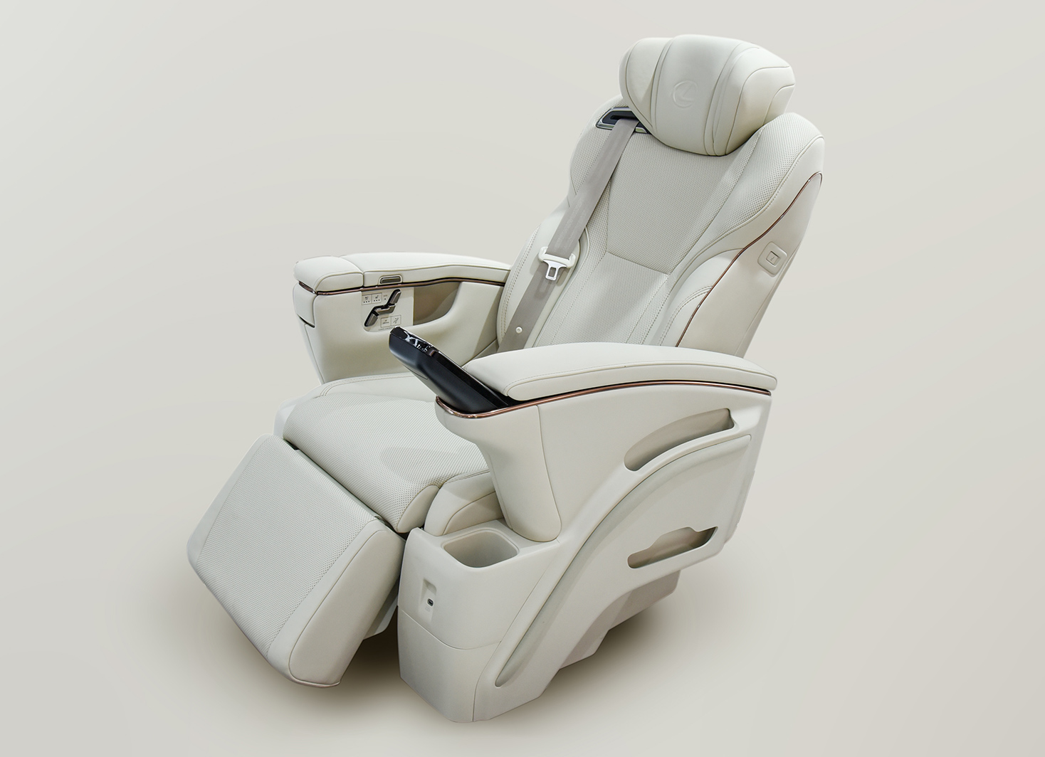 LEXUS's LM Second-Row Seat